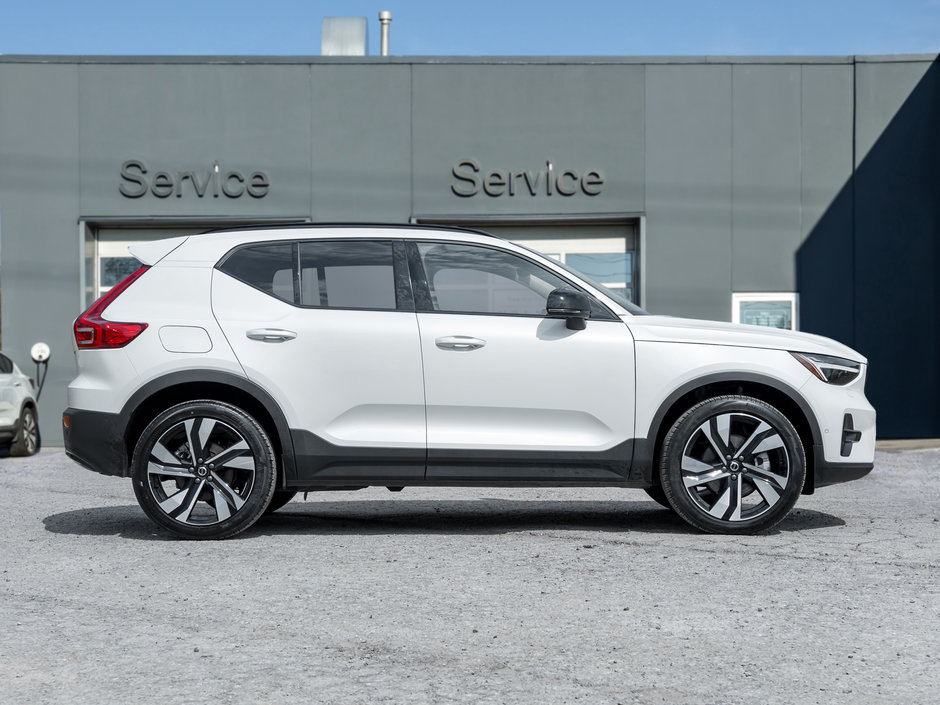 Volvo XC40 B5 AWD Plus Dark Theme  20 ALLOY WHEEL  CPO 2025-4