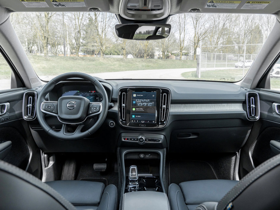 2025 Volvo XC40 B5 AWD Plus Dark Theme  VOLVO CPO  20 ALLOY WHEEL-24