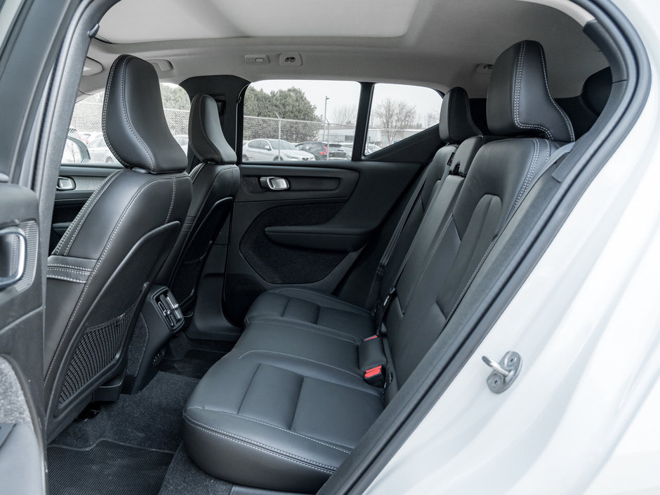 2025 Volvo XC40 B5 AWD Plus Dark Theme  VOLVO CPO  20 ALLOY WHEEL-22