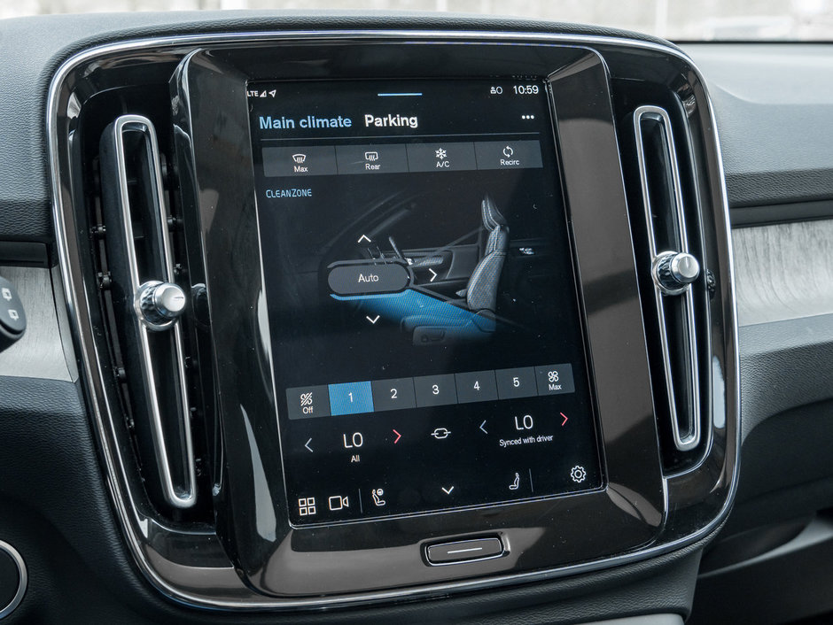 2025 Volvo XC40 B5 AWD Plus Dark Theme  VOLVO CPO  20 ALLOY WHEEL-18