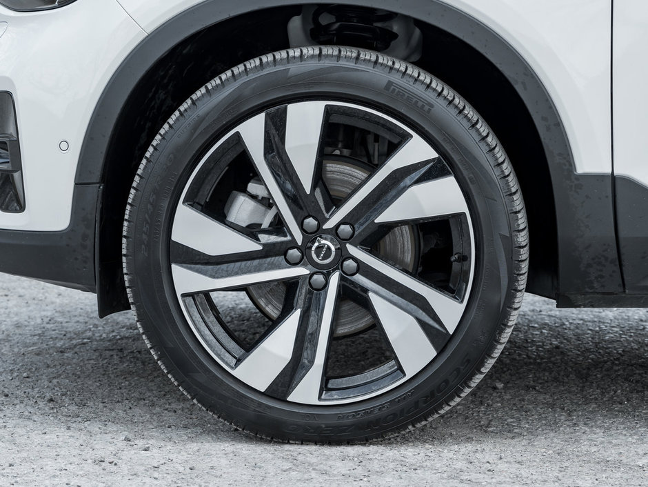 2025 Volvo XC40 B5 AWD Plus Dark Theme  VOLVO CPO  20 ALLOY WHEEL-3