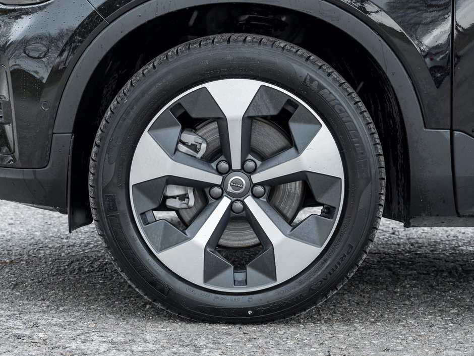 2025 Volvo XC40 B5 AWD Plus Dark Theme CPO FINANCE RATE fr 3.24%*-3