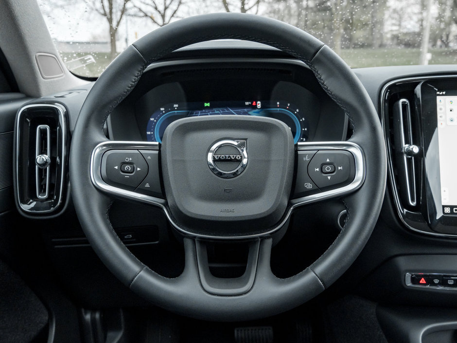 2025 Volvo XC40 B5 AWD Plus Dark Theme CPO FINANCE RATE fr 3.24%*-7