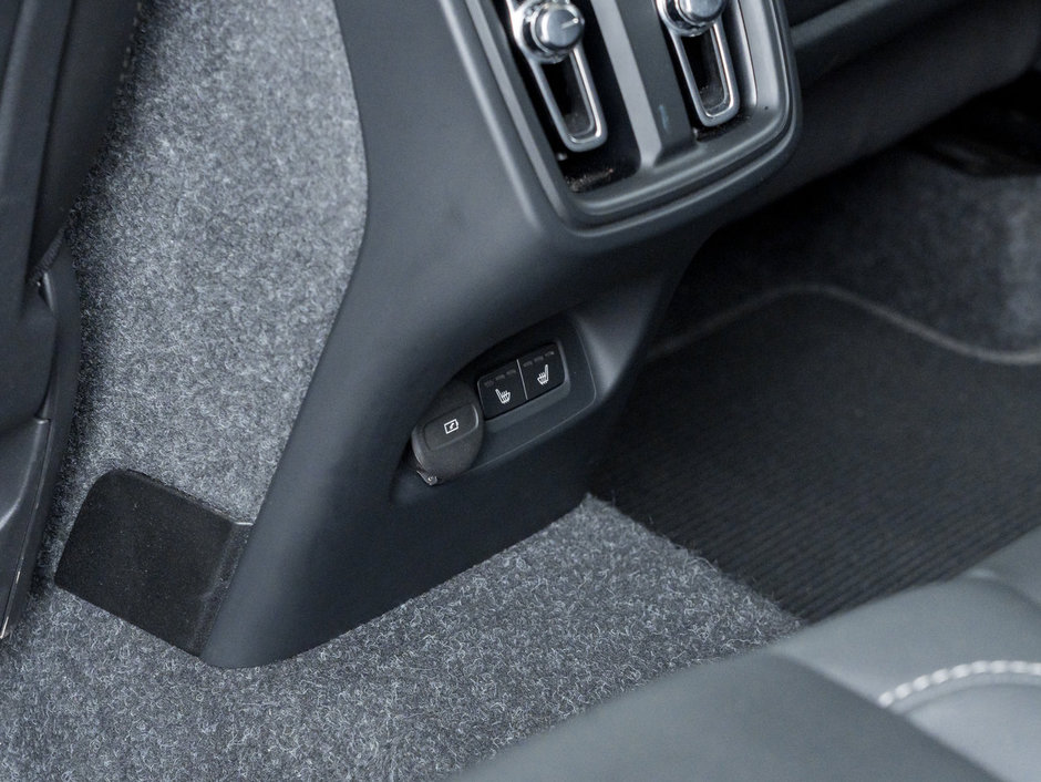 2025 Volvo XC40 B5 AWD Plus Dark Theme CPO FINANCE RATE fr 3.24%*-23