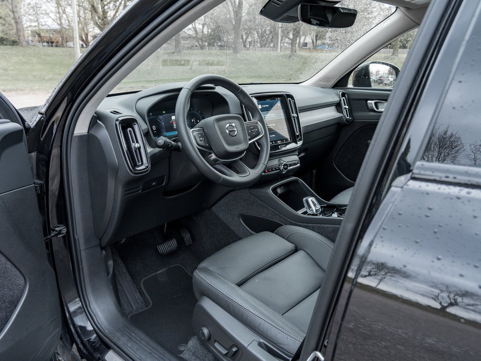 2025 Volvo XC40 B5 AWD Plus Dark Theme CPO FINANCE RATE fr 3.24%*-6