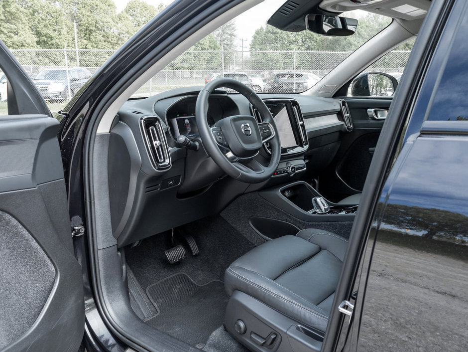 2025 Volvo XC40 B5 AWD Plus Dark Theme CPO 20 ALLOY WHEELS-6