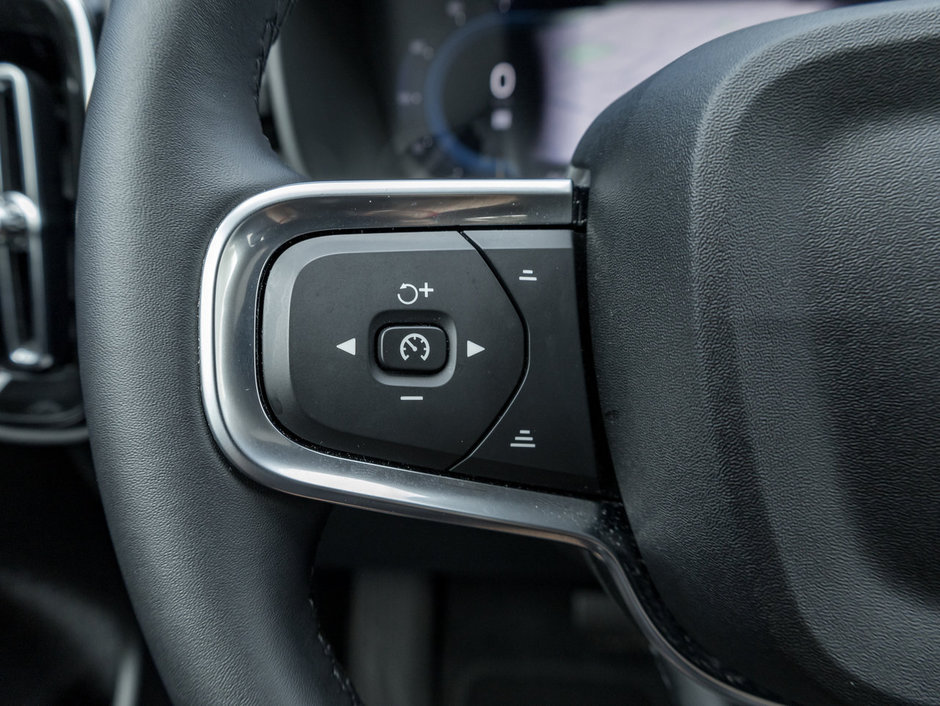 2025 Volvo XC40 B5 AWD Plus Dark Theme CPO 20 ALLOY WHEELS-8