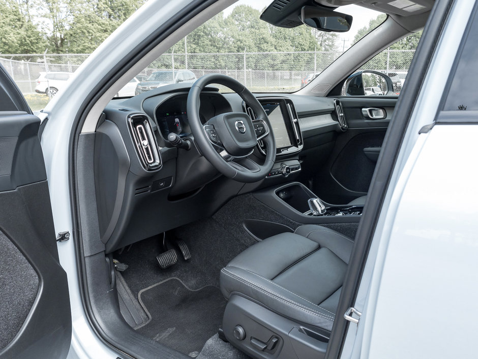 Volvo XC40 B5 AWD Plus Dark Theme  CPO  CLOUD BLUE 2025-6