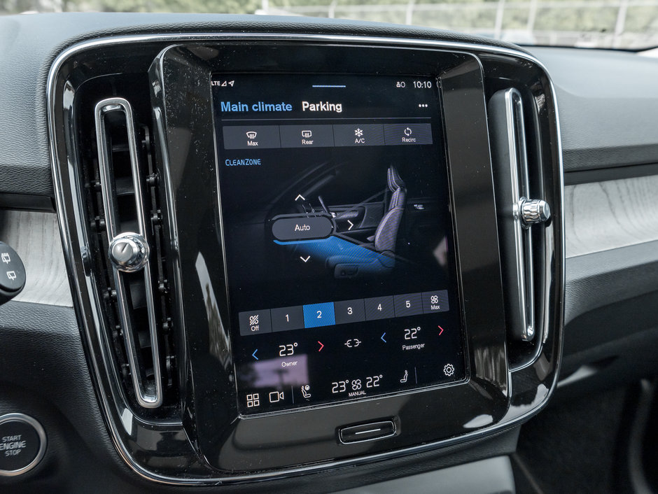 Volvo XC40 B5 AWD Plus Dark Theme  CPO  CLOUD BLUE 2025-20