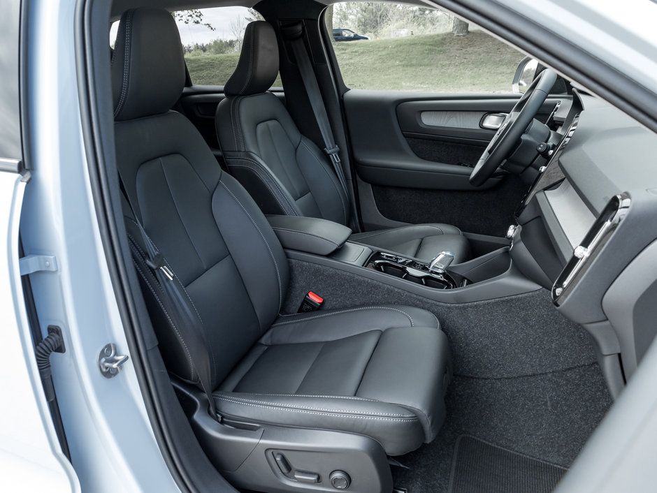 Volvo XC40 B5 AWD Plus Dark Theme  CPO  CLOUD BLUE 2025-24