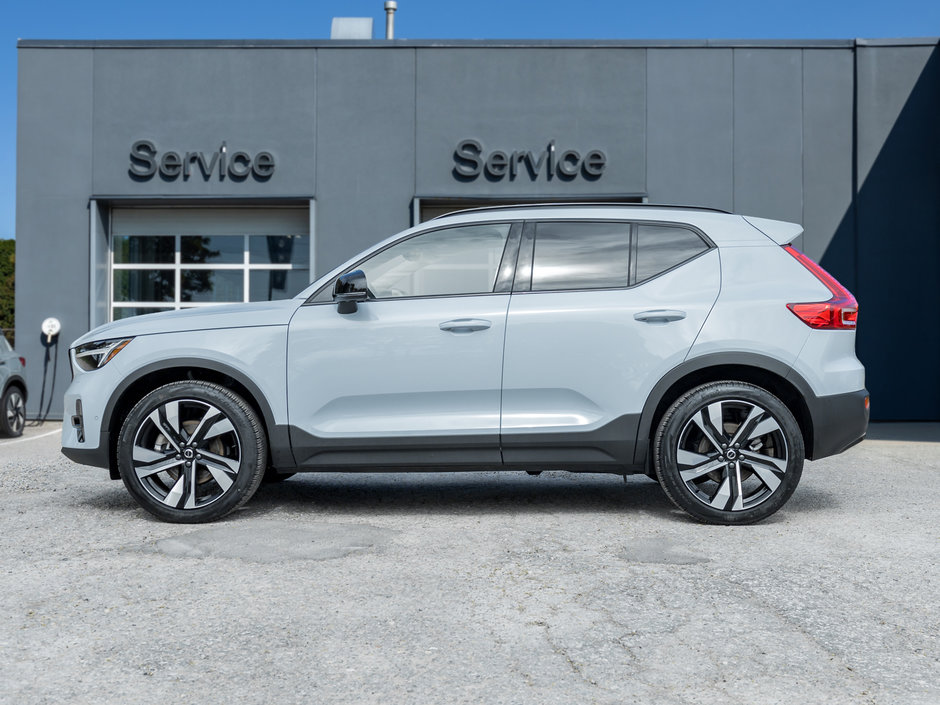 Volvo XC40 B5 AWD Plus Dark Theme  CPO  CLOUD BLUE 2025-2