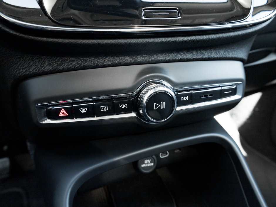 2025 Volvo XC40 B5 AWD Plus Dark Theme  NEARY NEW  CPO-20