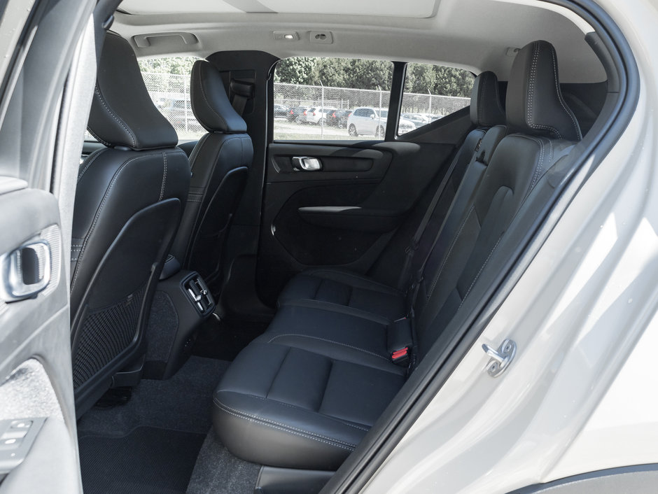 2025 Volvo XC40 B5 AWD Plus Dark Theme  NEARY NEW  CPO-25
