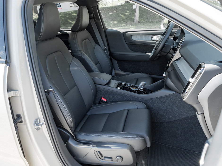 2025 Volvo XC40 B5 AWD Plus Dark Theme  NEARY NEW  CPO-24