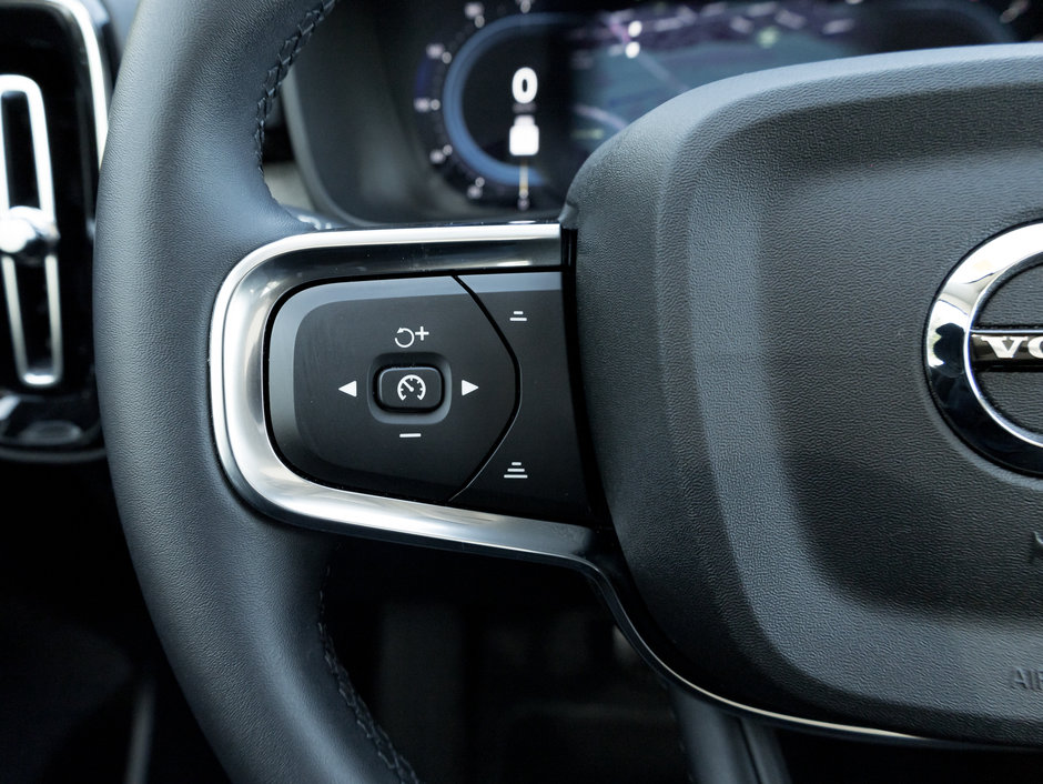 2025 Volvo XC40 B5 AWD Plus Dark Theme  NEARY NEW  CPO-8