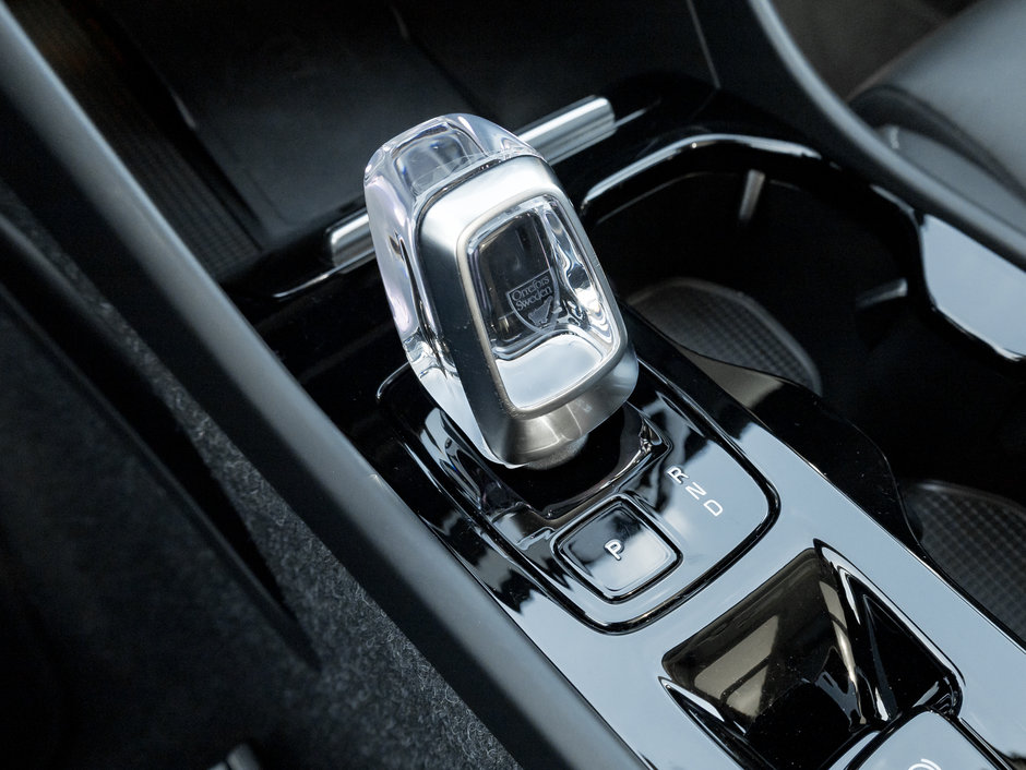 2025 Volvo XC40 B5 AWD Plus Dark Theme  NEARY NEW  CPO-18