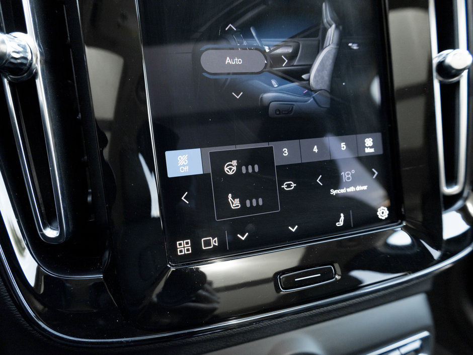 2025 Volvo XC40 B5 AWD Plus Dark Theme  NEARY NEW  CPO-22