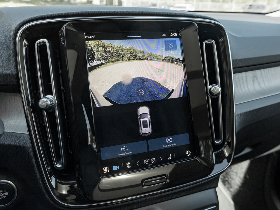 2025 Volvo XC40 B5 AWD Plus Dark Theme  NEARY NEW  CPO-14