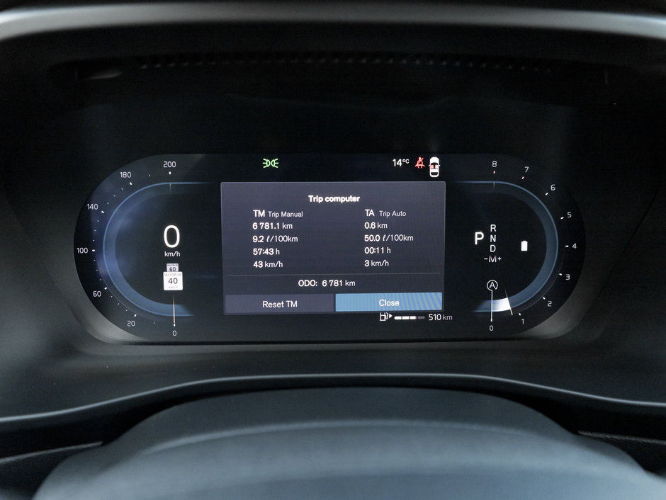2025 Volvo XC40 B5 AWD Plus Dark Theme  NEARY NEW  CPO-11