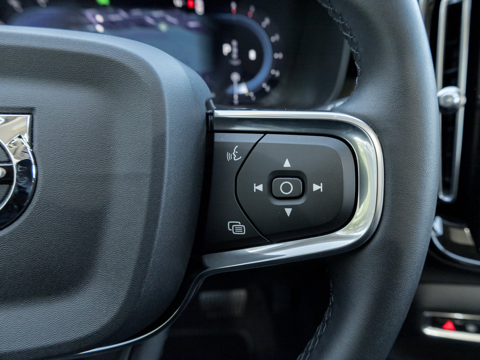2025 Volvo XC40 B5 AWD Plus Dark Theme  NEARY NEW  CPO-9