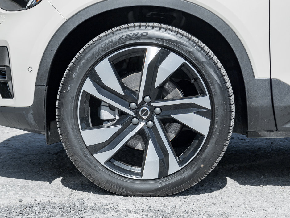 2025 Volvo XC40 B5 AWD Plus Dark Theme  NEARY NEW  CPO-3