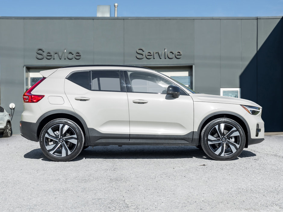 2025 Volvo XC40 B5 AWD Plus Dark Theme  NEARY NEW  CPO-4