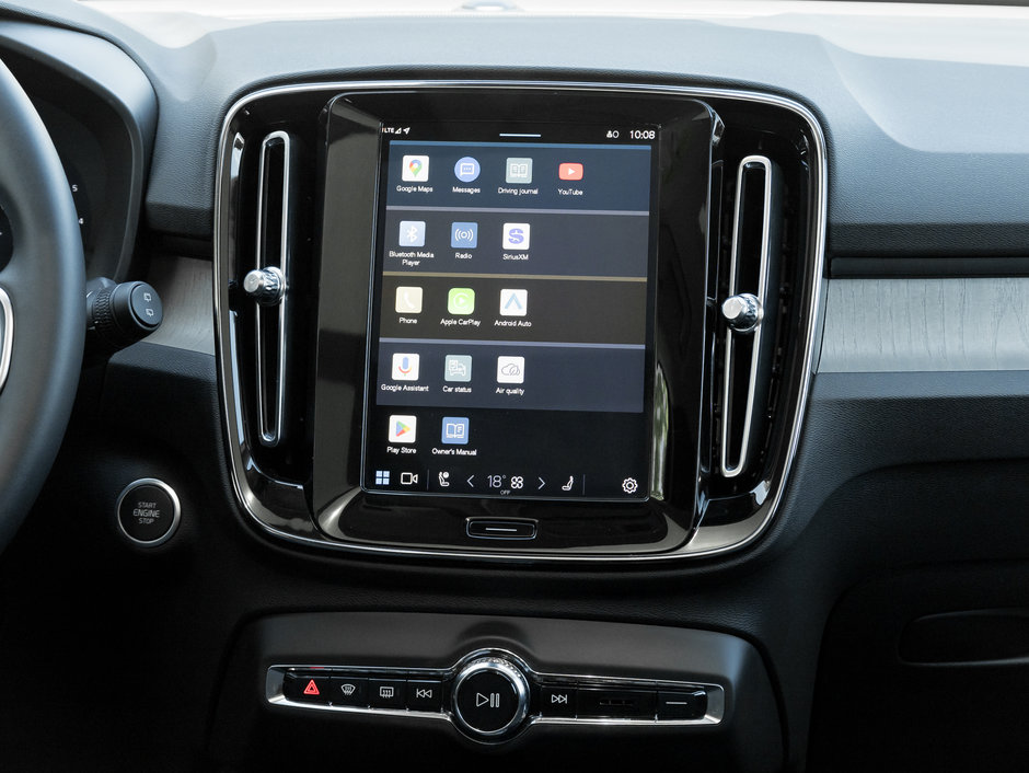 2025 Volvo XC40 B5 AWD Plus Dark Theme  NEARY NEW  CPO-28