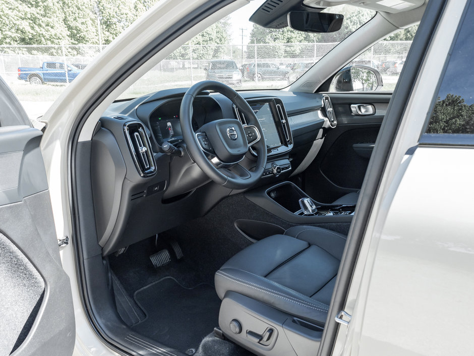 2025 Volvo XC40 B5 AWD Plus Dark Theme  NEARY NEW  CPO-6