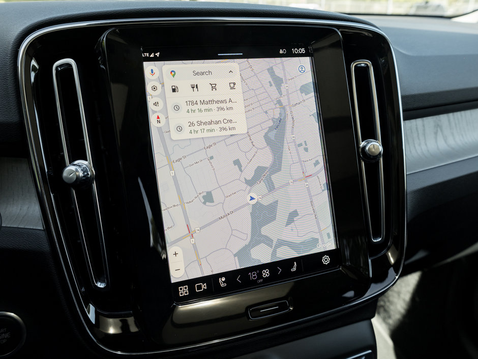 2025 Volvo XC40 B5 AWD Plus Dark Theme  NEARY NEW  CPO-12