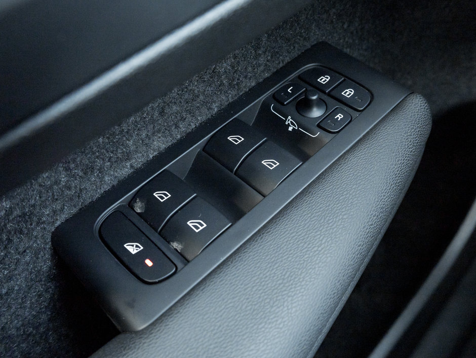 2025 Volvo XC40 B5 AWD Plus Dark Theme  NEARY NEW  CPO-16