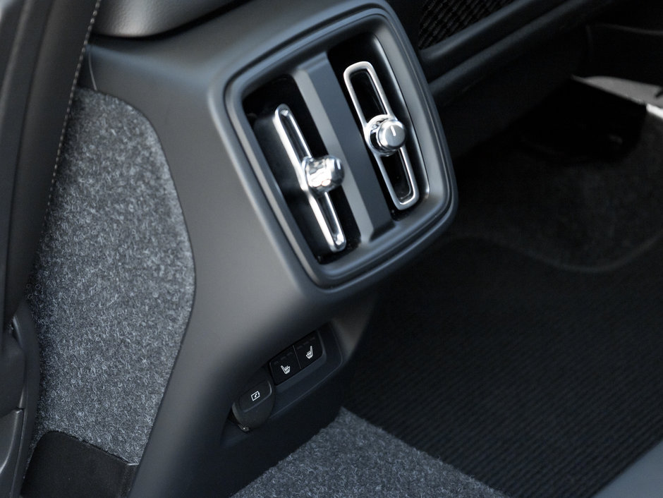 2025 Volvo XC40 B5 AWD Plus Dark Theme  NEARY NEW  CPO-26