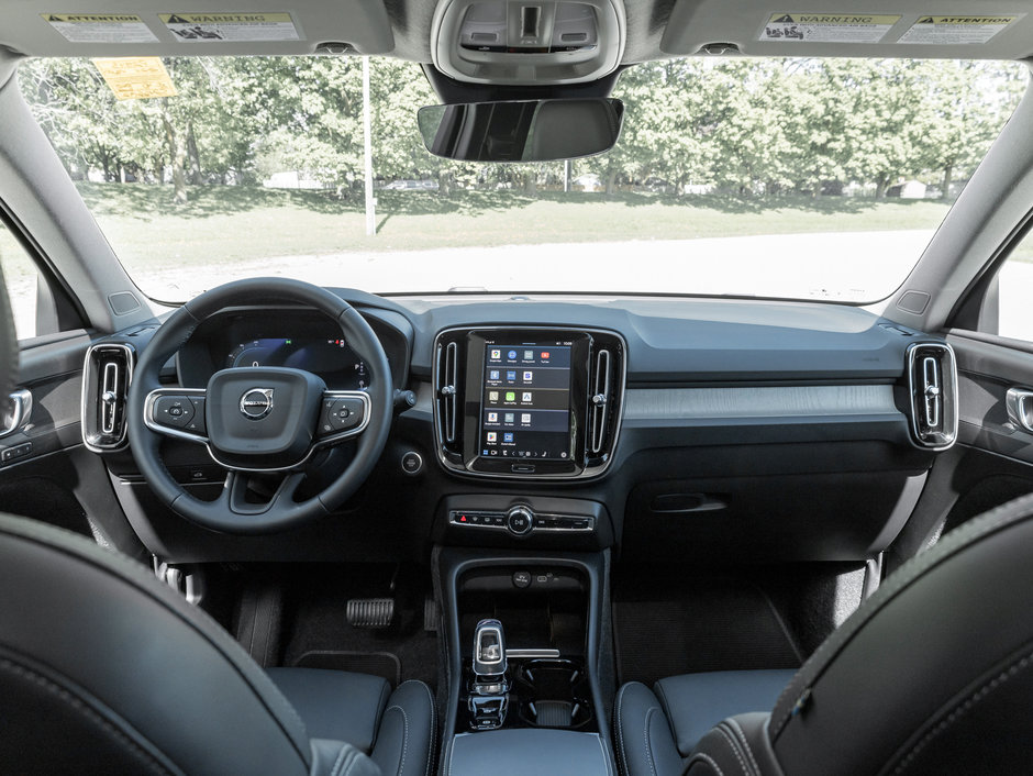 2025 Volvo XC40 B5 AWD Plus Dark Theme  NEARY NEW  CPO-27