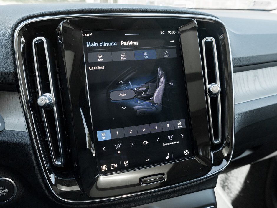 2025 Volvo XC40 B5 AWD Plus Dark Theme  NEARY NEW  CPO-21