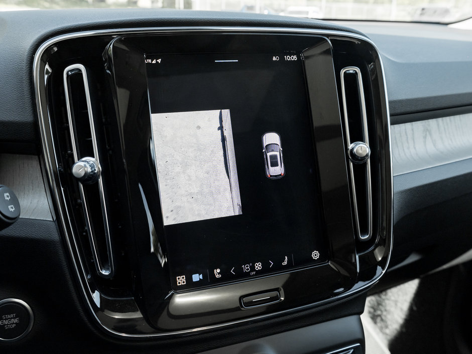 2025 Volvo XC40 B5 AWD Plus Dark Theme  NEARY NEW  CPO-15