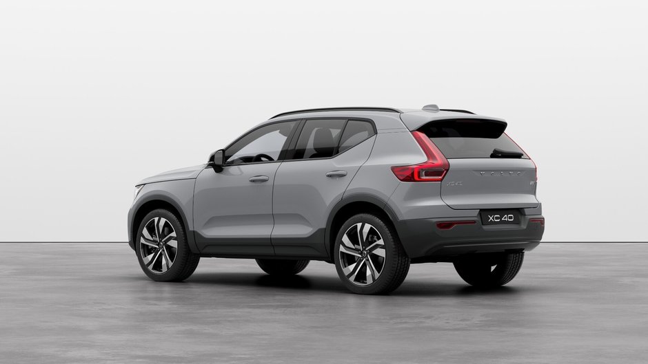 2025 Volvo XC40 B5 AWD Plus Dark Theme-1