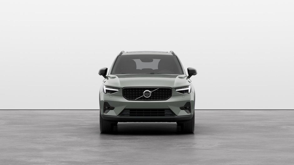 2025 Volvo XC40 B5 AWD Plus Dark Theme-2
