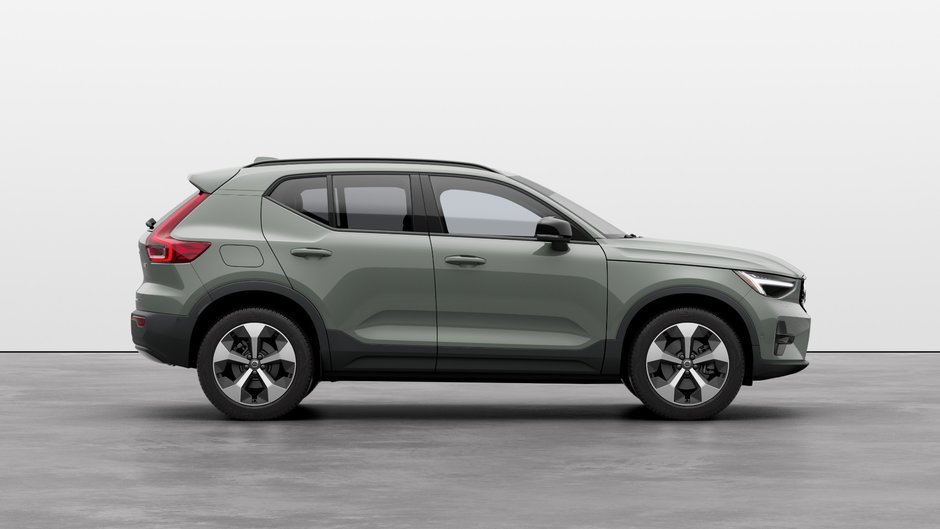 2025 Volvo XC40 B5 AWD Plus Dark Theme-4