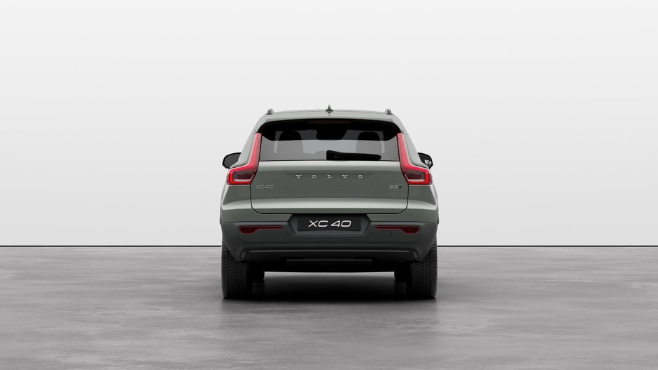 2025 Volvo XC40 B5 AWD Plus Dark Theme-3