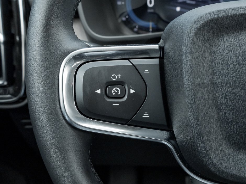 2025 Volvo XC40 B5 AWD Ultra Dark Theme  CPO  NEARLY NEW OFF LEASE-8