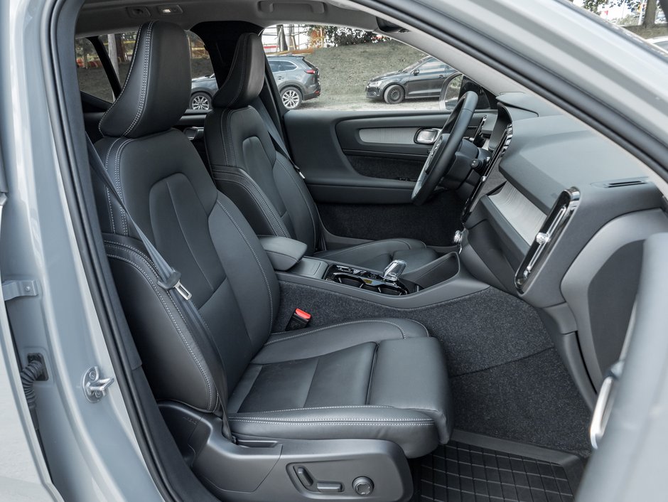2025 Volvo XC40 B5 AWD Ultra Dark Theme  CPO  NEARLY NEW OFF LEASE-24