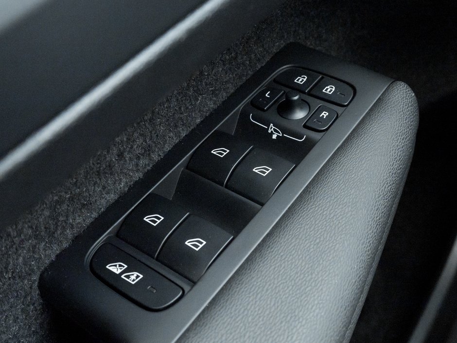 2025 Volvo XC40 B5 AWD Ultra Dark Theme  CPO  NEARLY NEW OFF LEASE-15
