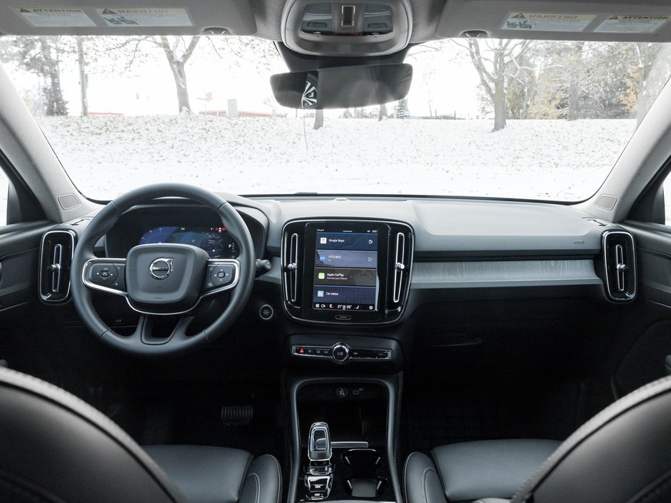 2025 Volvo XC40 B5 AWD Plus Dark Theme  20 ALLOY WHEEL  VOLVO CPO-25