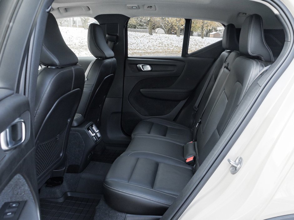 2025 Volvo XC40 B5 AWD Plus Dark Theme  20 ALLOY WHEEL  VOLVO CPO-23