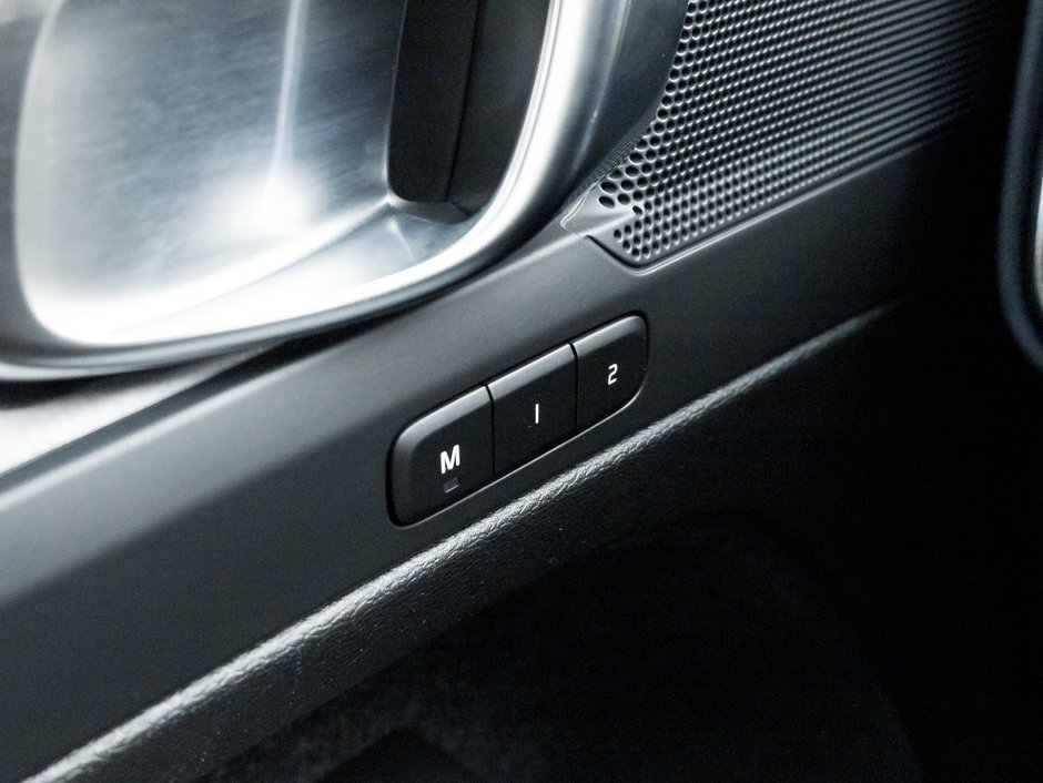 2025 Volvo XC40 B5 AWD Plus Dark Theme  20 ALLOY WHEEL  VOLVO CPO-15