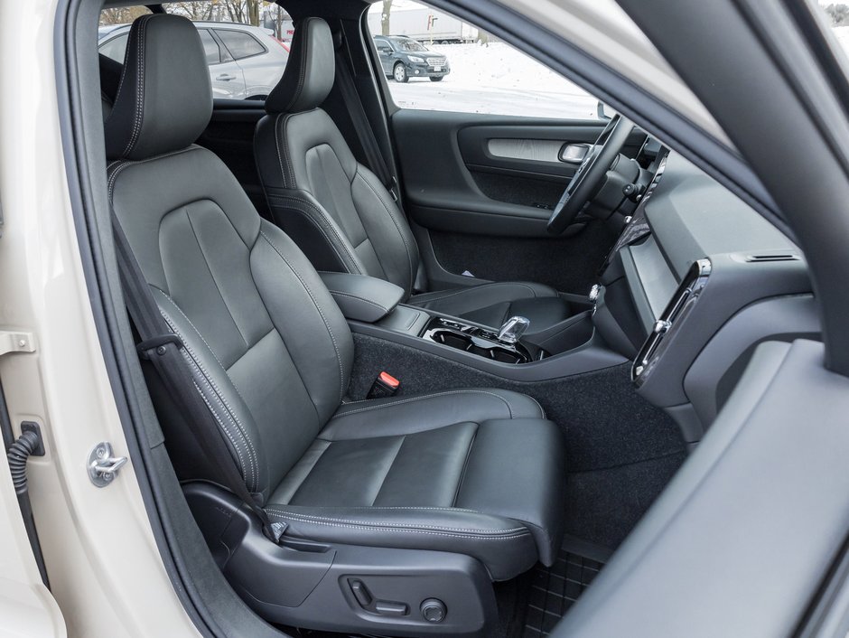 2025 Volvo XC40 B5 AWD Plus Dark Theme  20 ALLOY WHEEL  VOLVO CPO-22