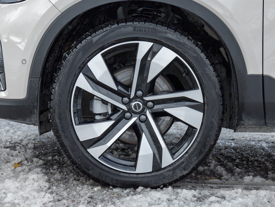 2025 Volvo XC40 B5 AWD Plus Dark Theme  20 ALLOY WHEEL  VOLVO CPO-3