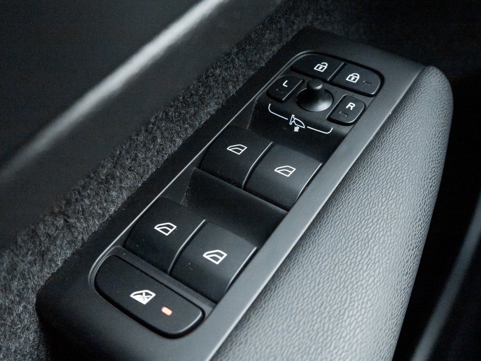 2025 Volvo XC40 B5 AWD Plus Dark Theme  20 ALLOY WHEEL  VOLVO CPO-14