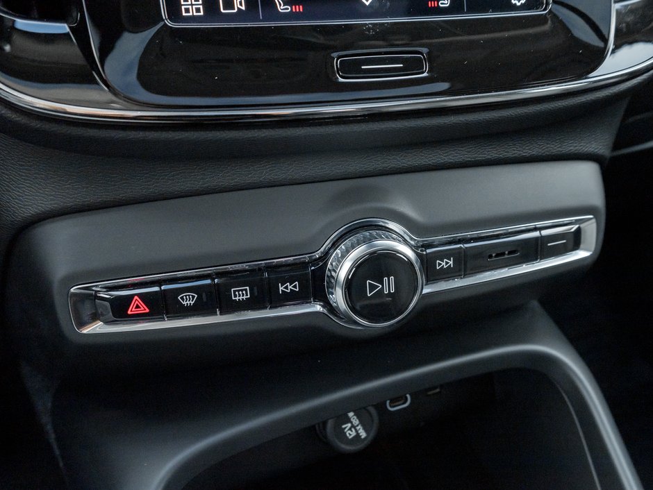 2025 Volvo XC40 B5 AWD Plus Dark Theme  20 ALLOY WHEEL  VOLVO CPO-18