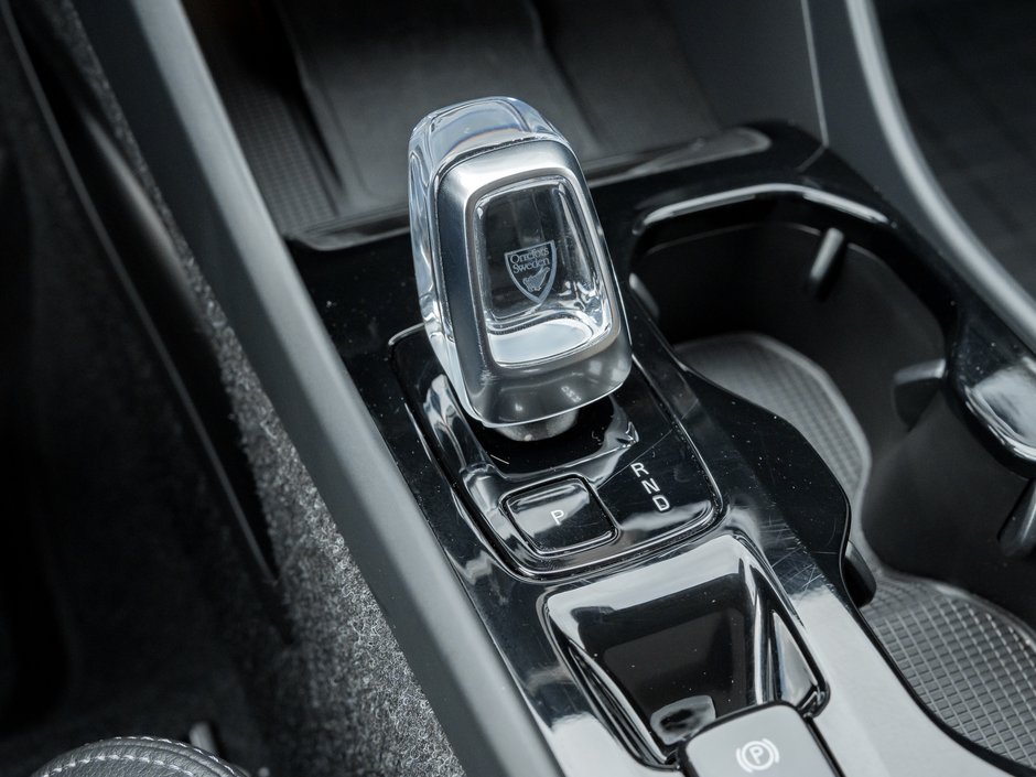 2025 Volvo XC40 B5 AWD Plus Dark Theme  CLIMATE PACK  22 WHEELS-17