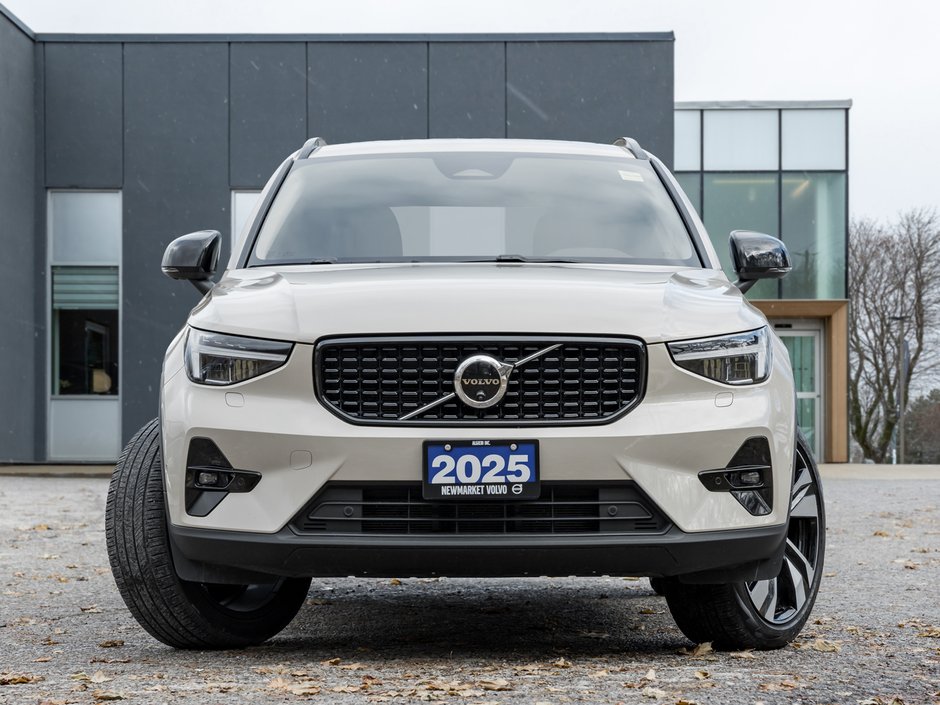 2025 Volvo XC40 B5 AWD Plus Dark Theme  CLIMATE PACK  22 WHEELS-1